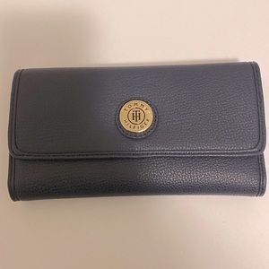 Tommy Hilfiger folding leather wallet NWOT.
